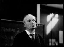 Michel Bouquet, professeur au CNSAD, dans le studio 4 du Conservatoire pendant le cours qu'il dirige, le 21 octobre 1985